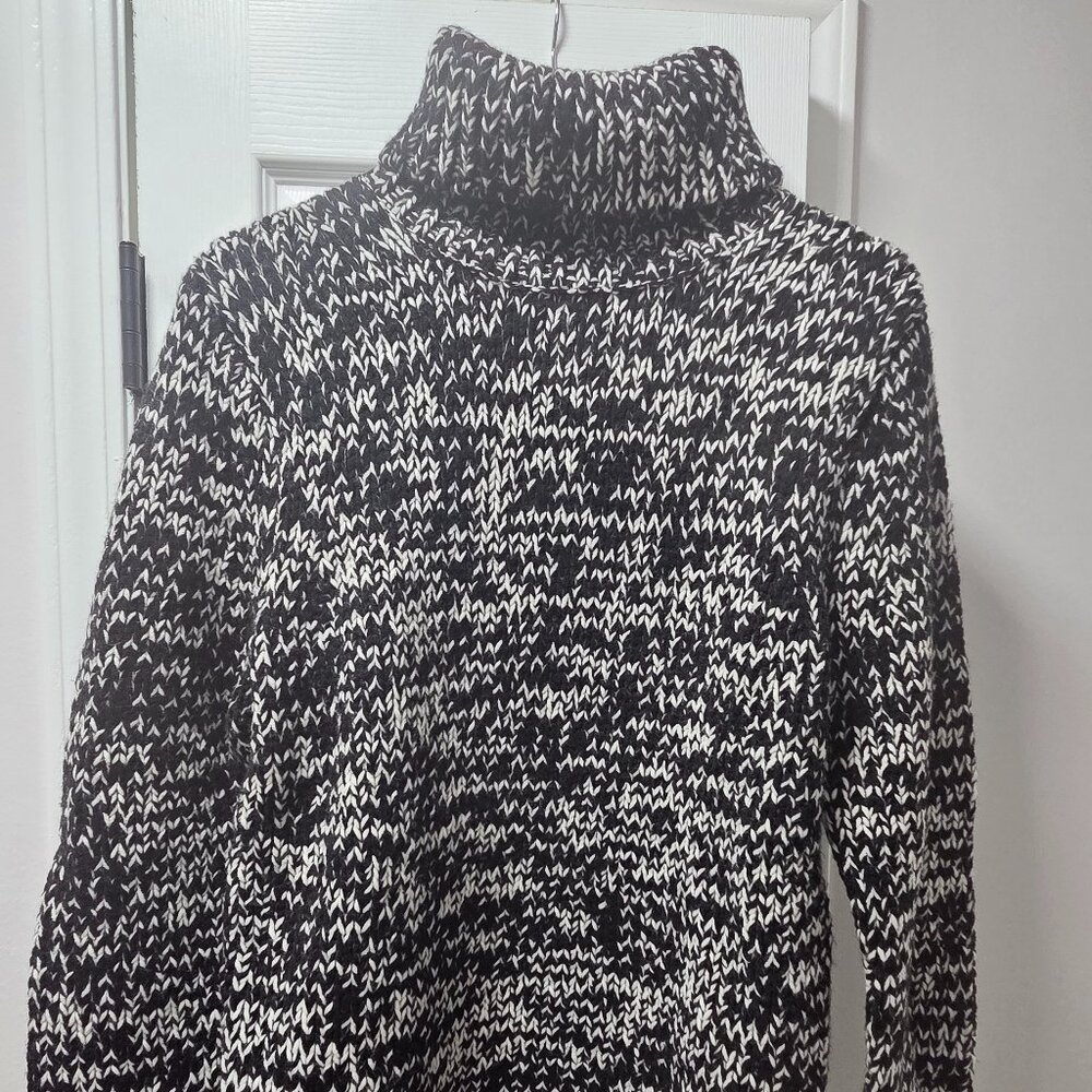 Banana Republic Men's Turtleneck Sweater - Black and White